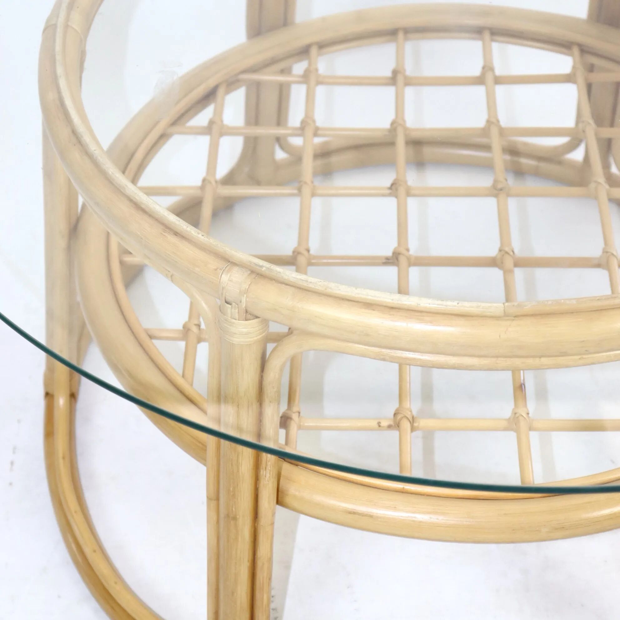 Table en osier et plateau en verre