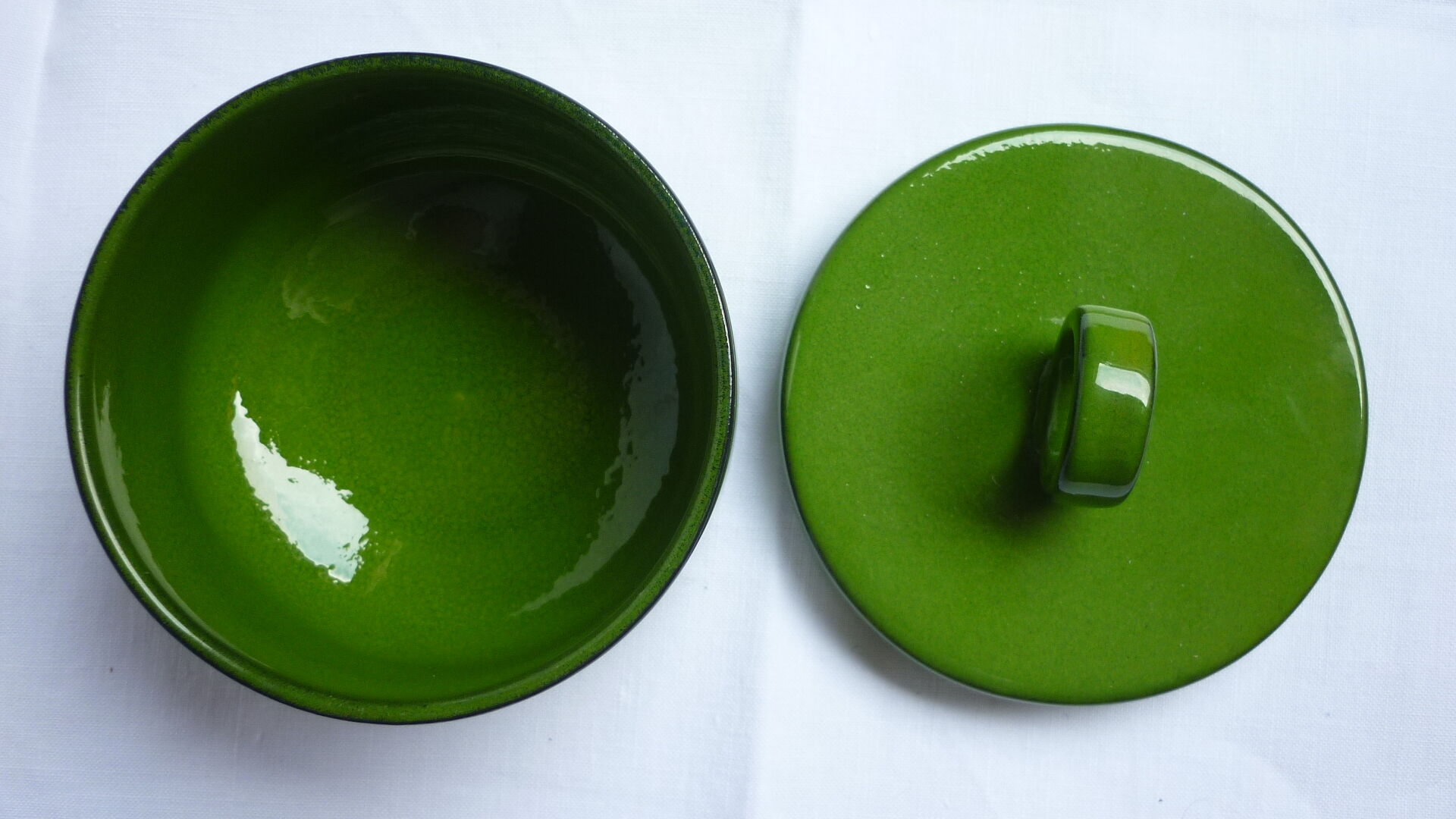 Green enamelled porcelain coffee set