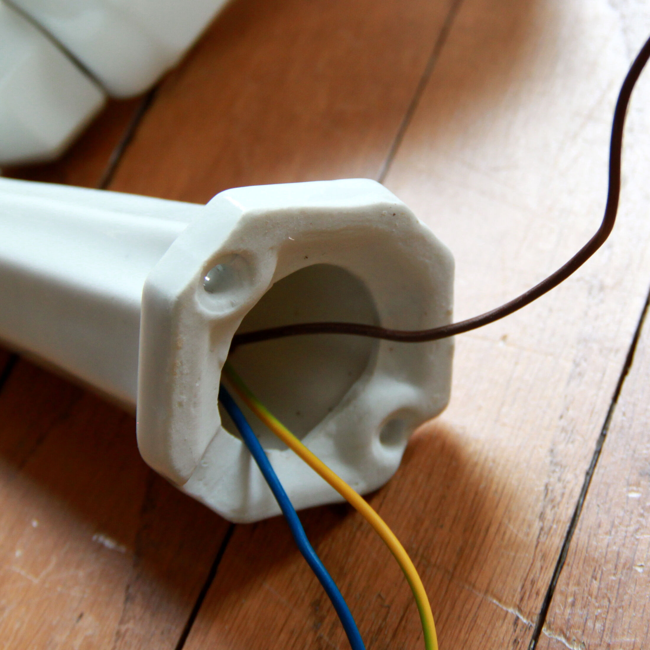 Applique murale col de cygne porcelaine céramique tulipe verre opaline blanche