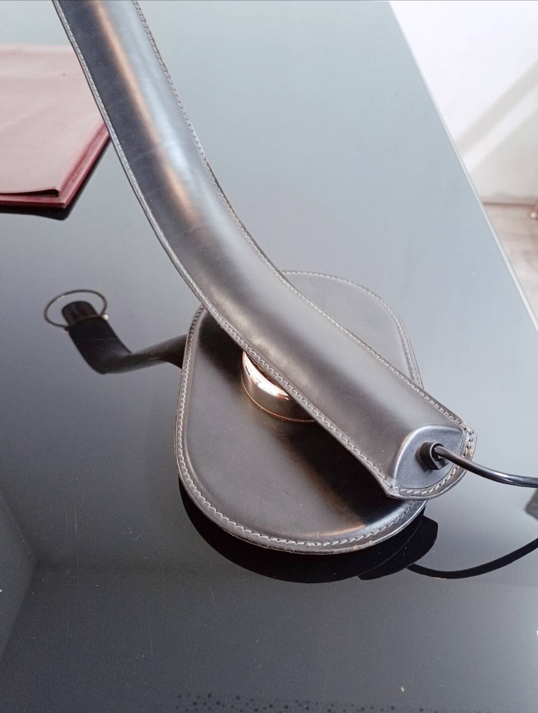 Cobra leather desk lamp by Traso Milano 1988