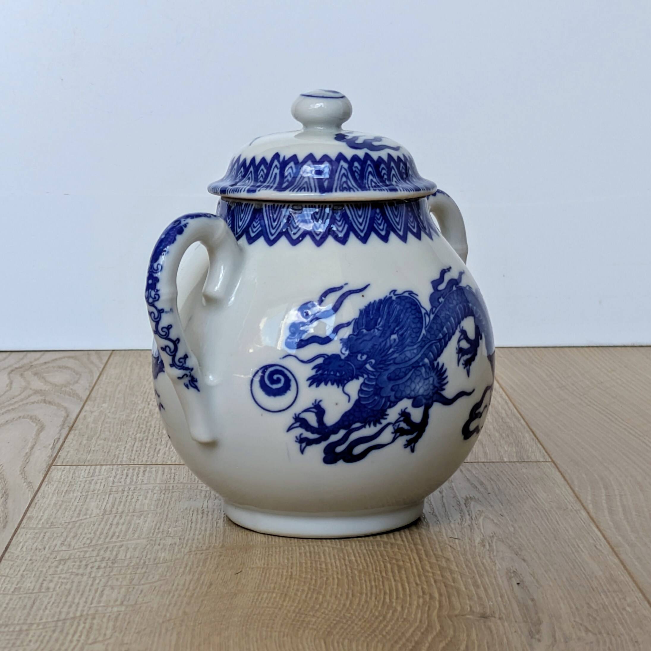 Porcelain sugar bowl with cobalt blue five-clawed dragon decor - Japan