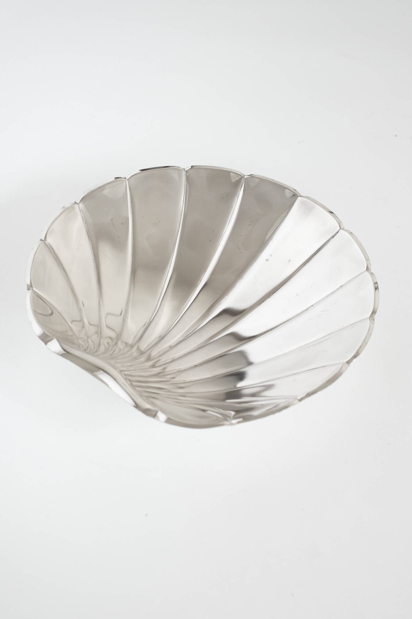 Grand plat en forme de coquillage plaqué argent