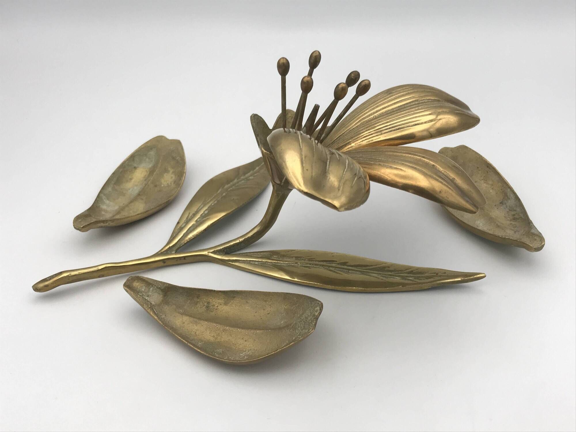 Vintage flower ashtray in solid gold-plated brass with six removable petals from the 60s/70s