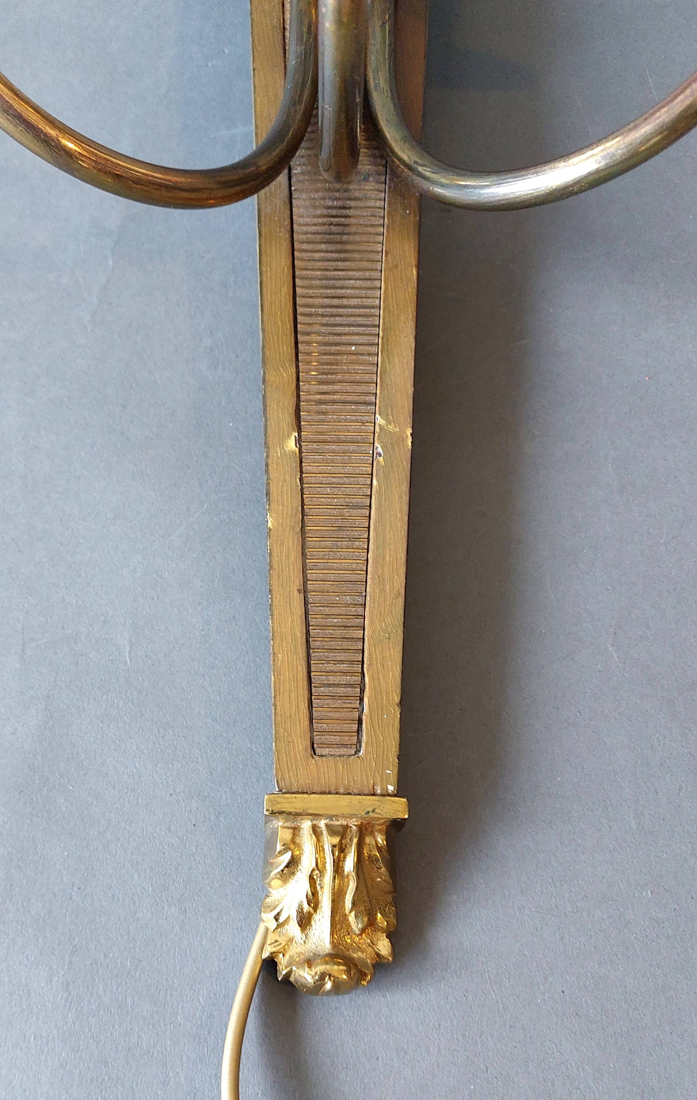 Wall lamp in the shape of a 1940 quiver with three arms, gilded brass and solid mahogany.