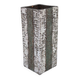 Vase en céramique brutaliste européen des années 1970 – forme haute et texturée, typique du style moderne du milieu du siècle.