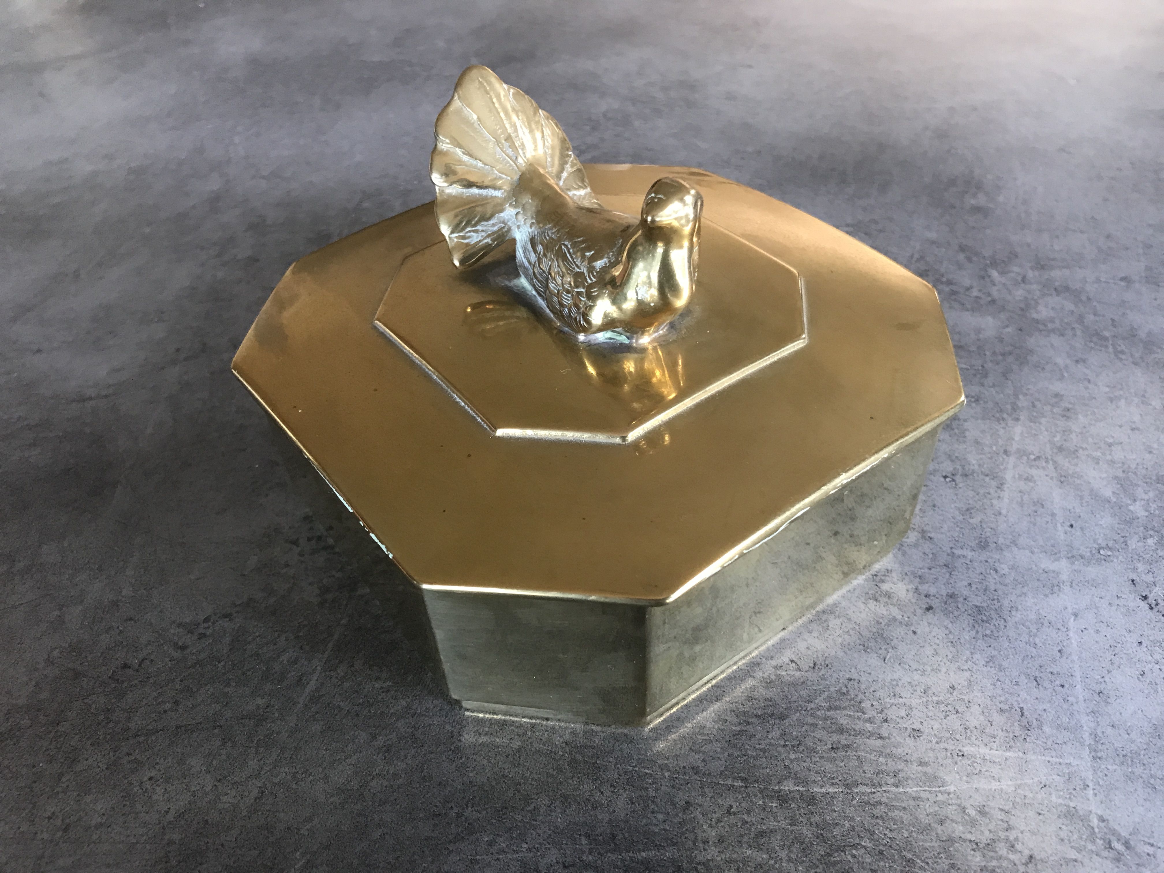 Box in solid brass octagon shape bird decoration 14,8cm