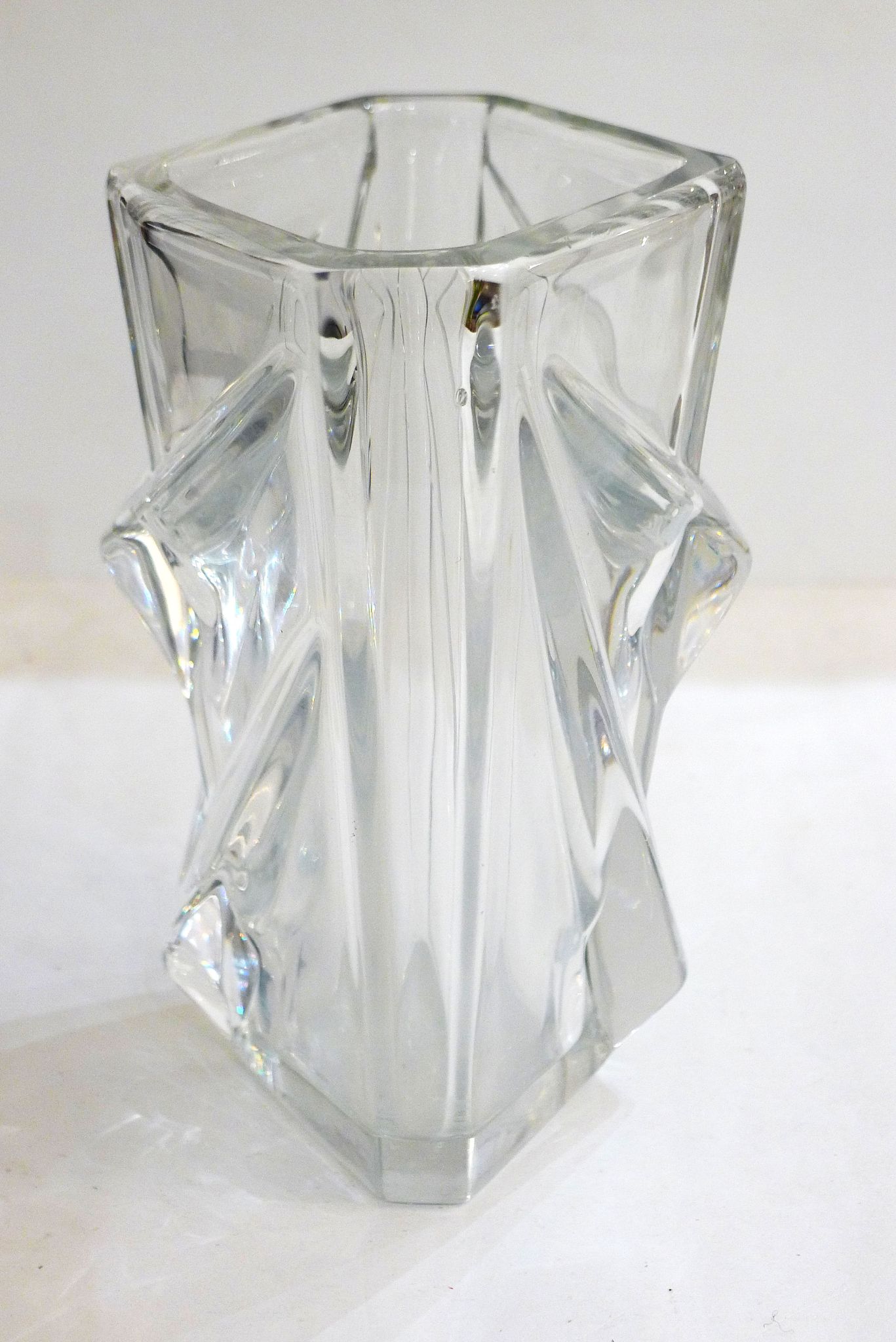 Vase en cristal, relief triangles