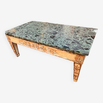 Table basse en bois doré et dessus marbre vert