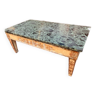 Table basse en bois doré et dessus marbre vert
