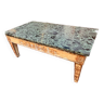 Table basse en bois doré et dessus marbre vert