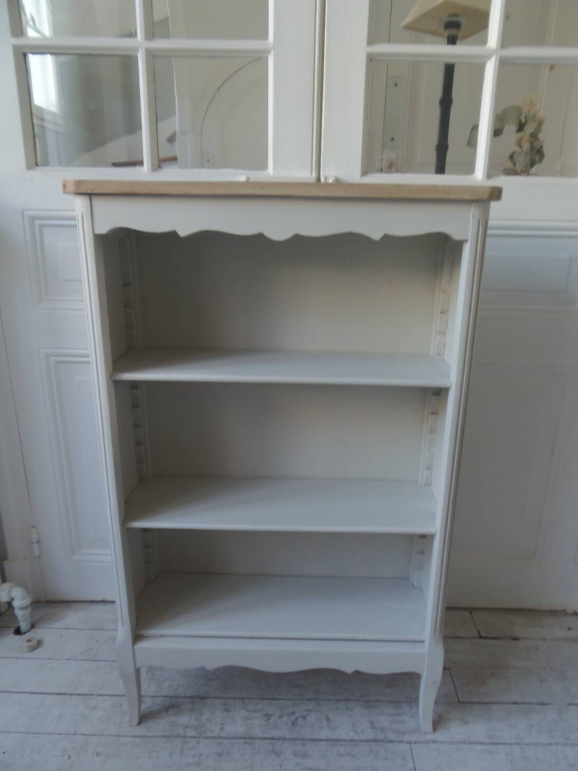 Small bookcase, 2 adjustable pearl gray patinated shelves, wooden top