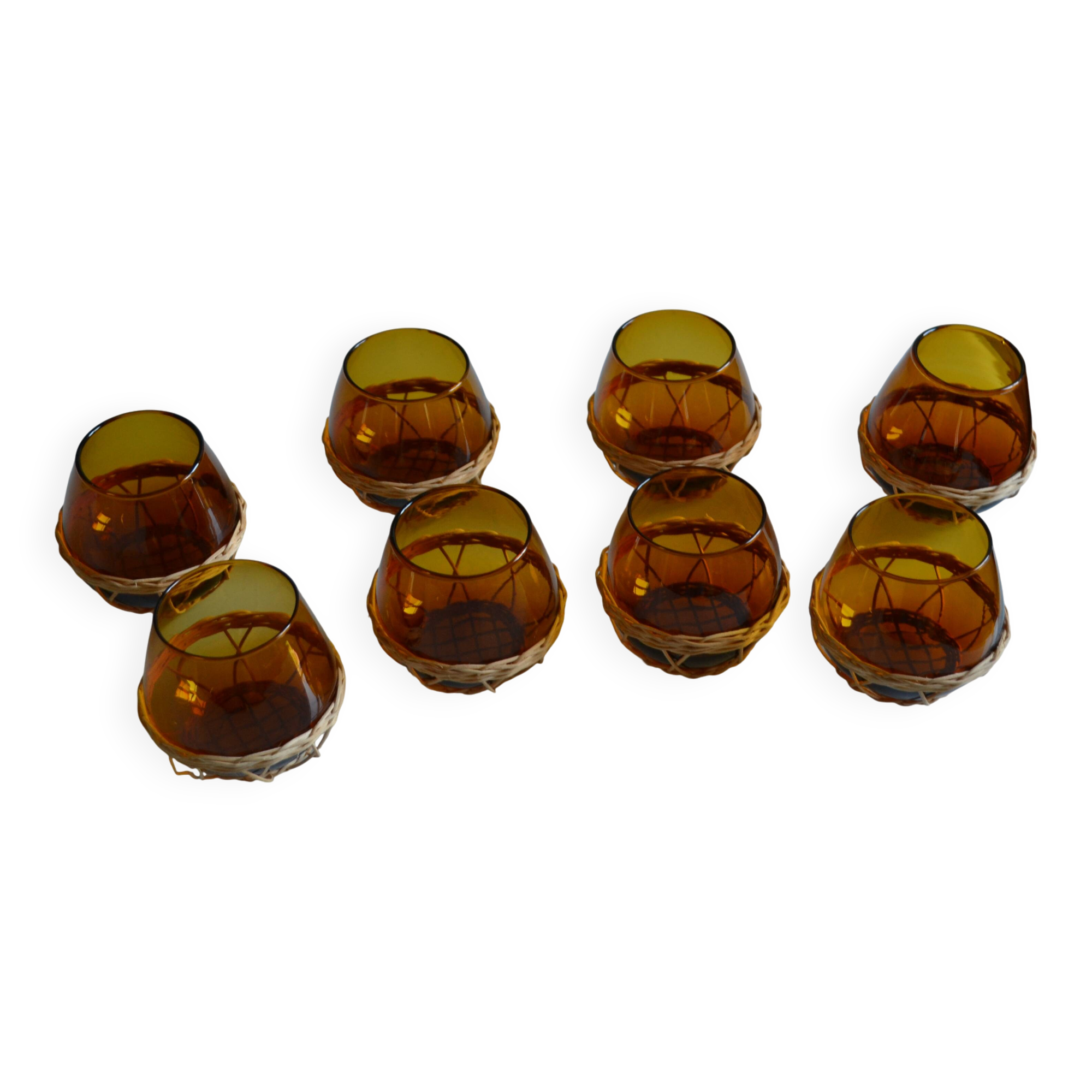Set of 8 amber glasses & vintage rattan 1970