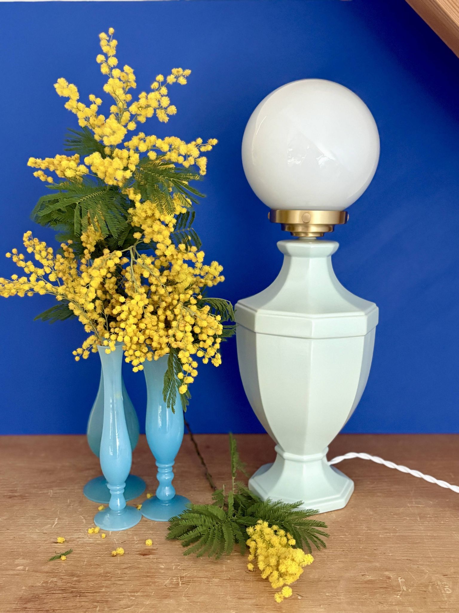 Vintage table lamp in blue ceramic and white opaline.