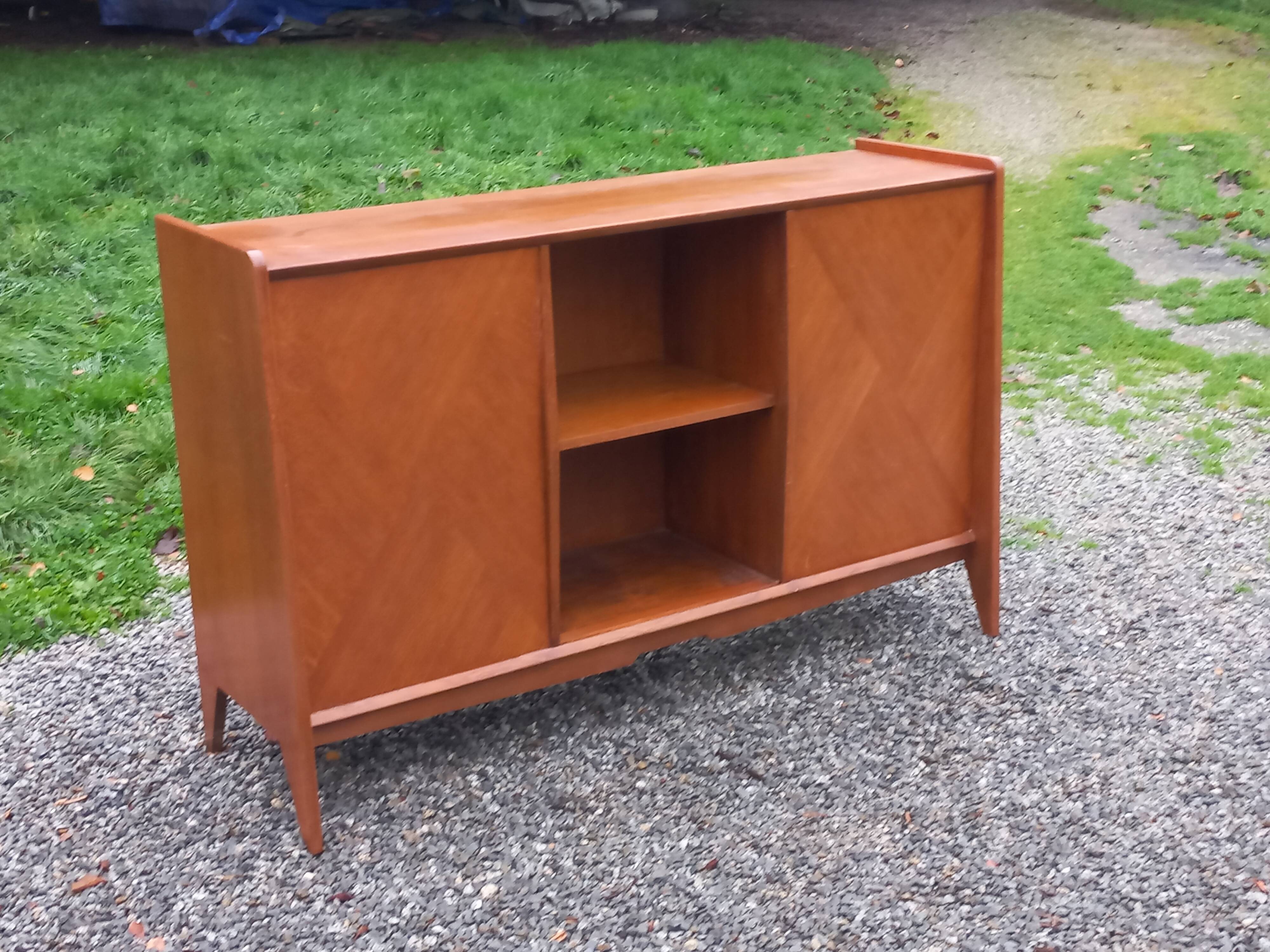 Enfilade vintage en chêne doré portes coulissantes pieds compas 1950