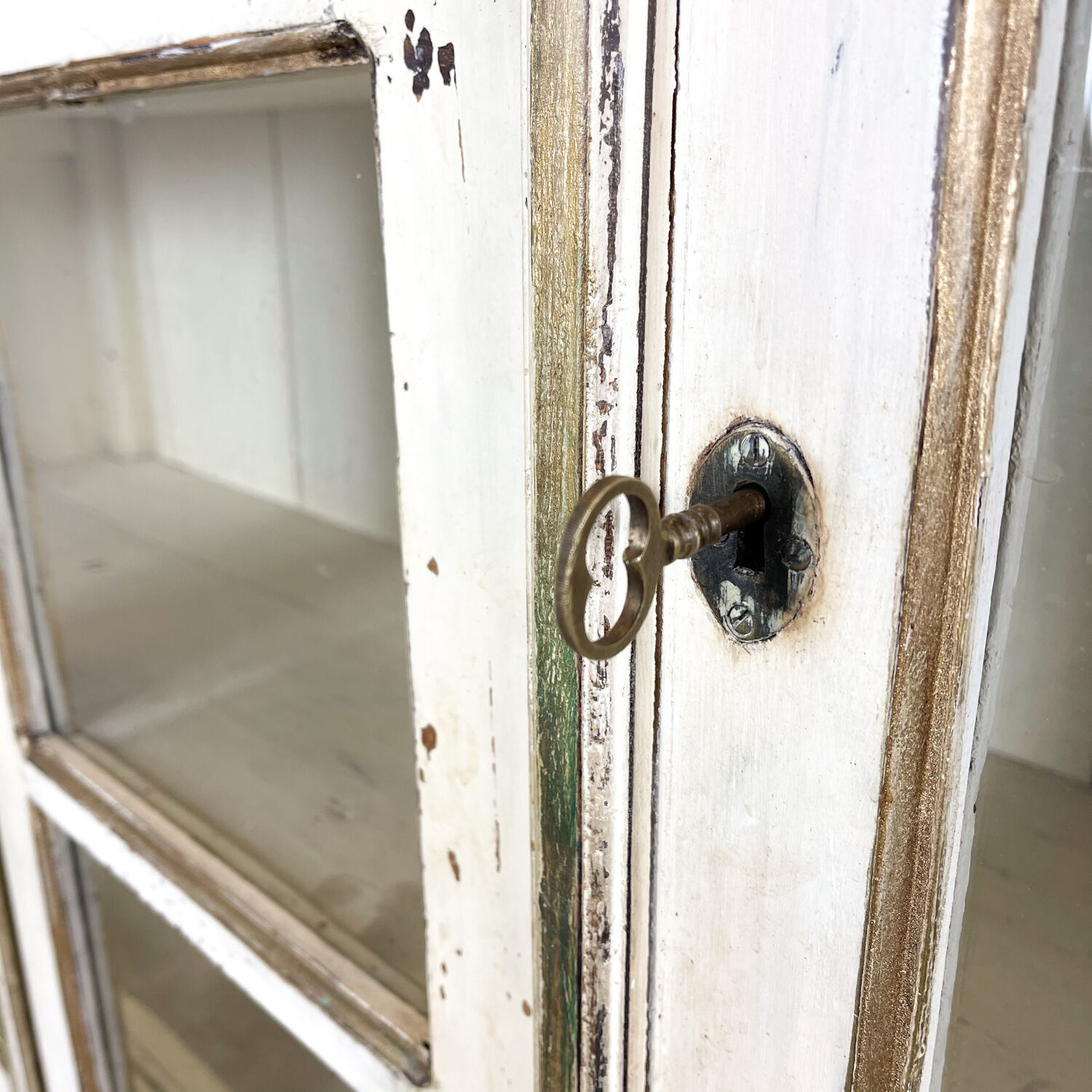 Vintage brocant White painted Kitchen display cabinet