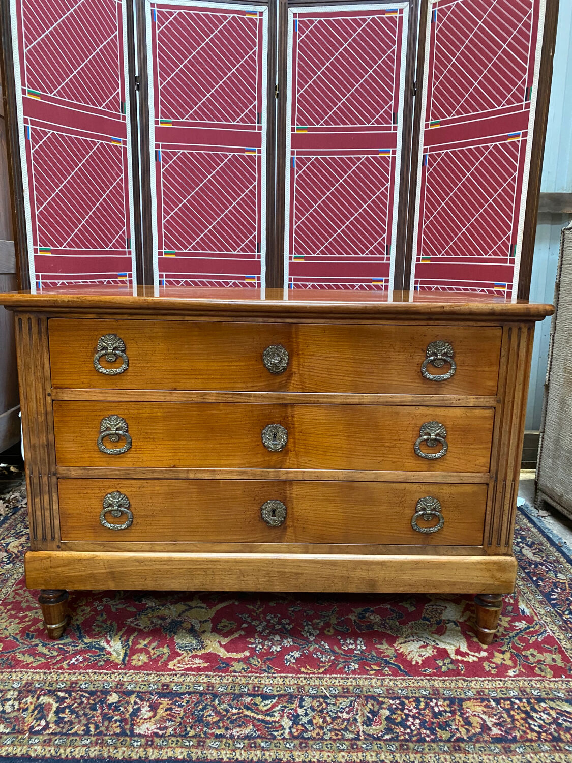 Commode en massif style Louis XVI, 3 tiroirs