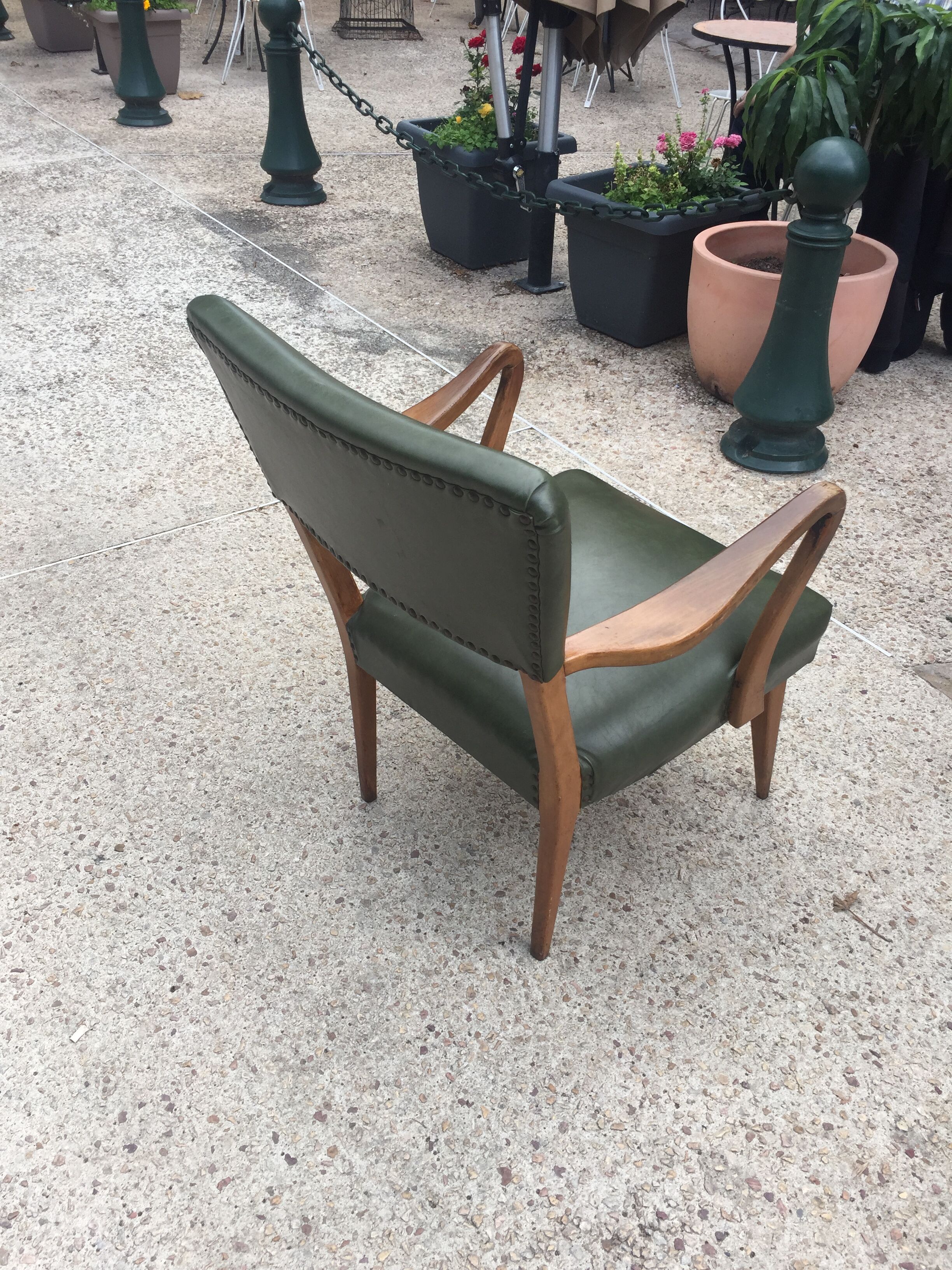 Fauteuil bas  en skaï vert bouteille