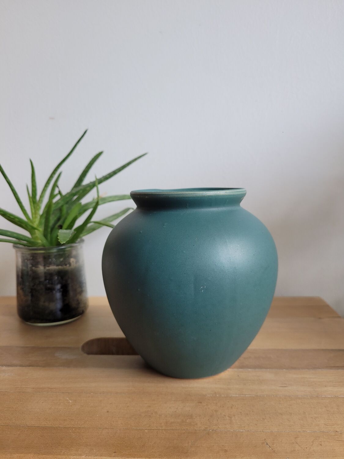 Almond-green ceramic round vase