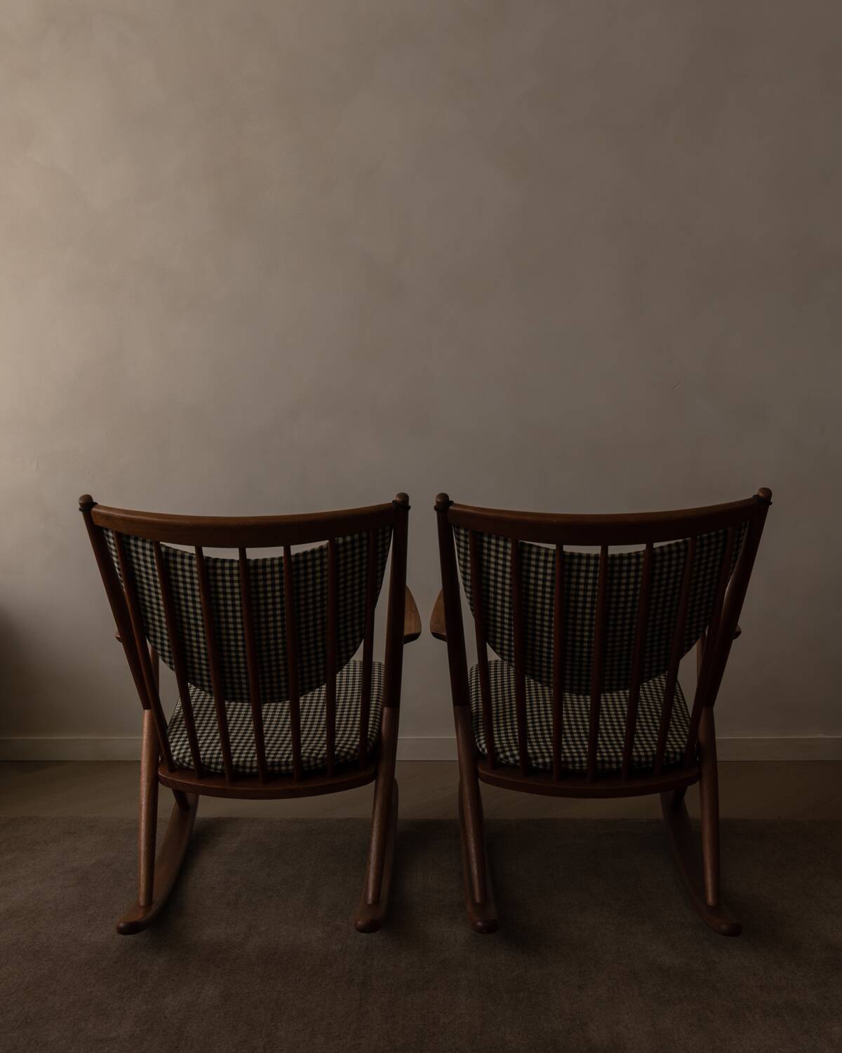 Ensemble de 2 chaises berçantes en teck danois modèle 182 Frank Reenskaug années 1950.