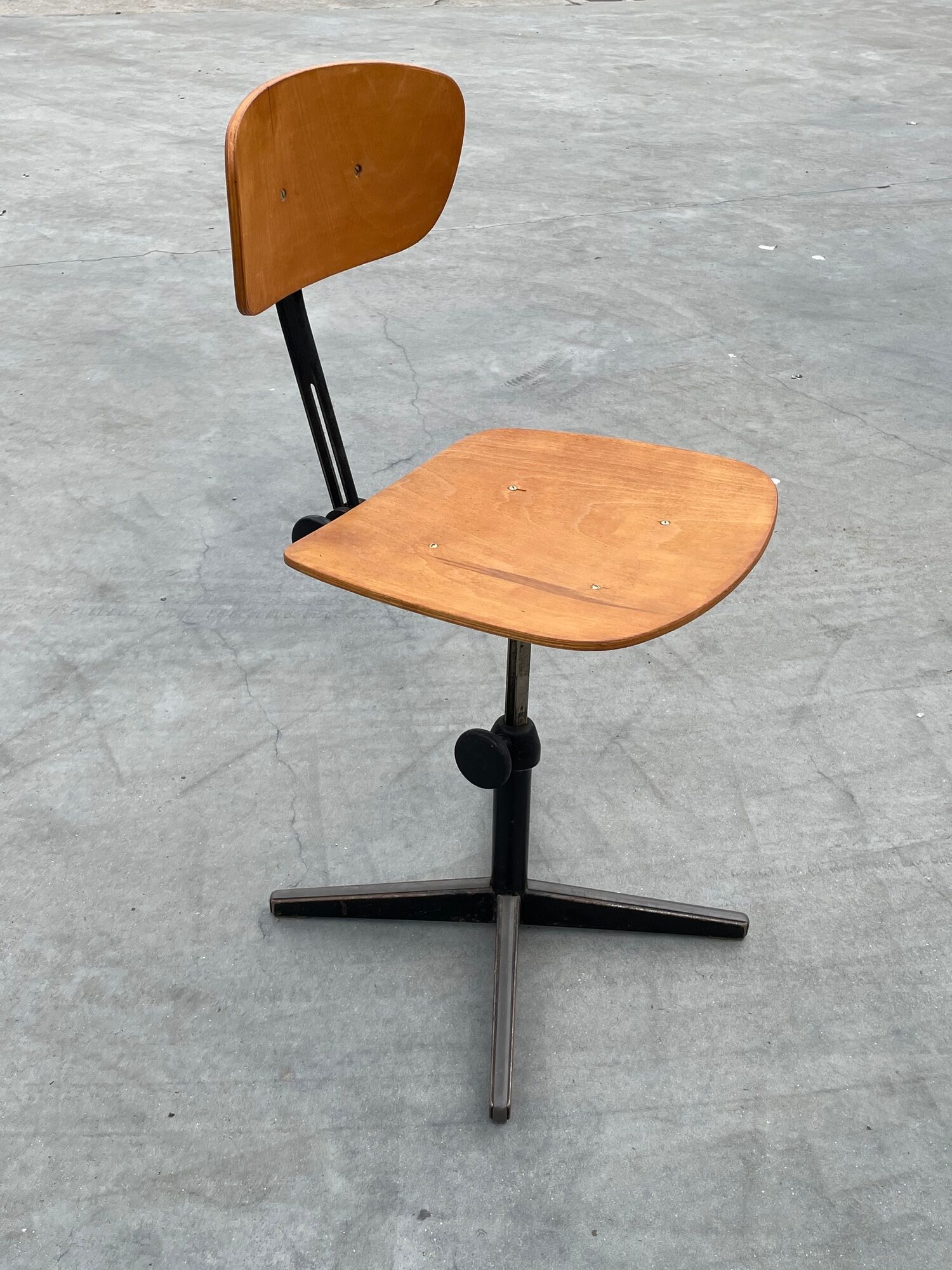 Friso Kramer Ahrend vintage work chair from Cirkel chair workshop design