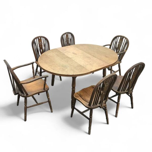 Un ensemble de salle à manger Windsor à dossier en roue légèrement patiné (7) par Oirschotse Meubelindustrie des années 1950.