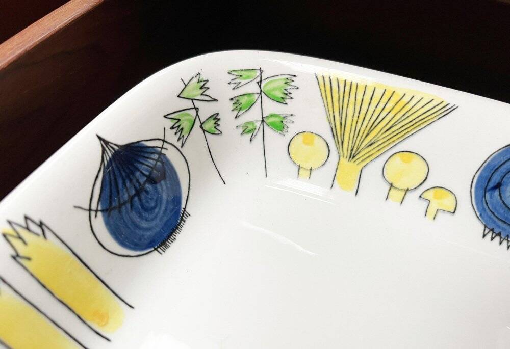Mid-Century decorative bowl plate in Swedish ceramic, Picknick by Marianne Westman for Rörstrand, 1950s.