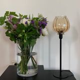 Lampe à poser réalisée avec le globe d'une suspension ancienne en verre strié et doré