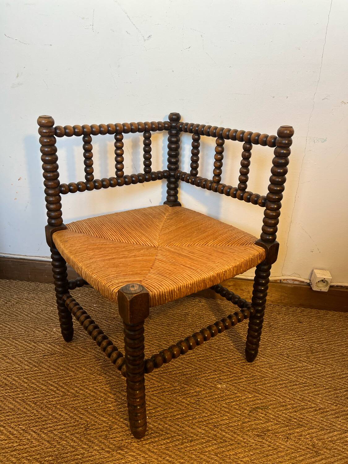 Corner chair in turned wood and straw
