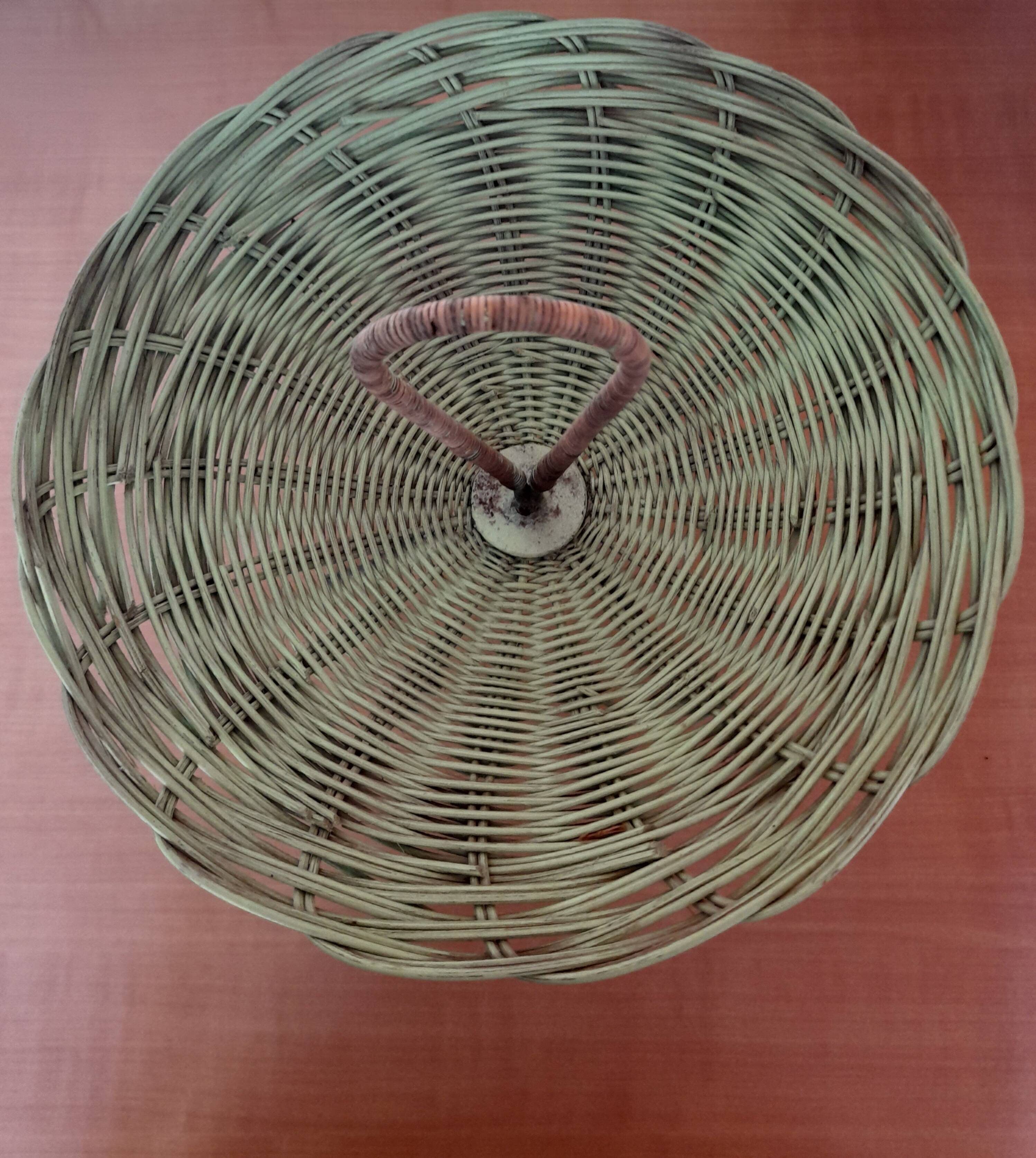 Basket - vintage wicker tripod fruit bowl with handle