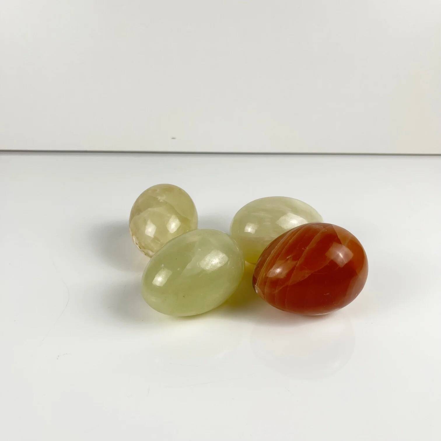 Set of vintage decorative eggs in translucent veined onyx, 1970s