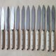 Set de 12 couteaux de table Vintage inox bakélite et laiton