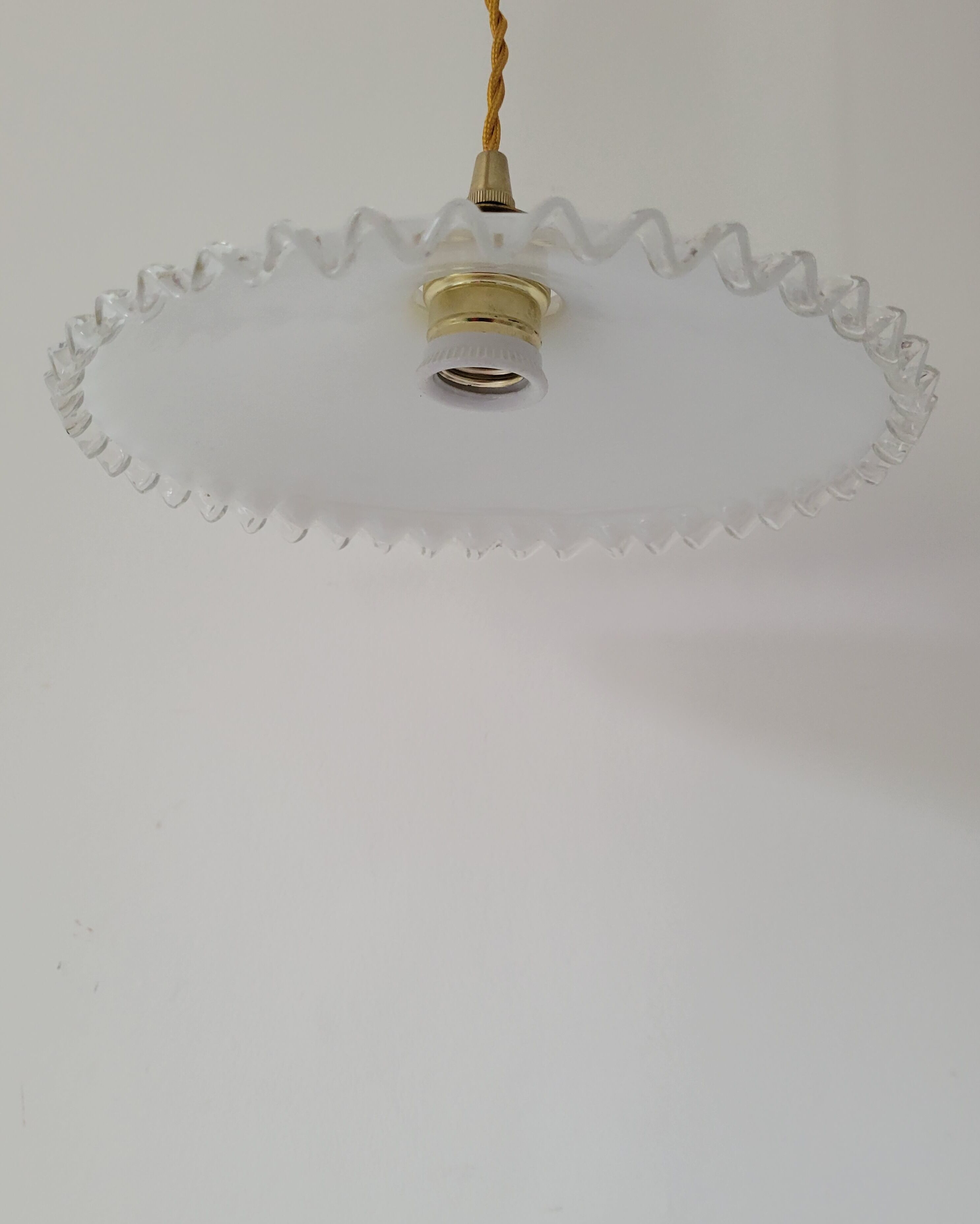 Serrated opaline suspension