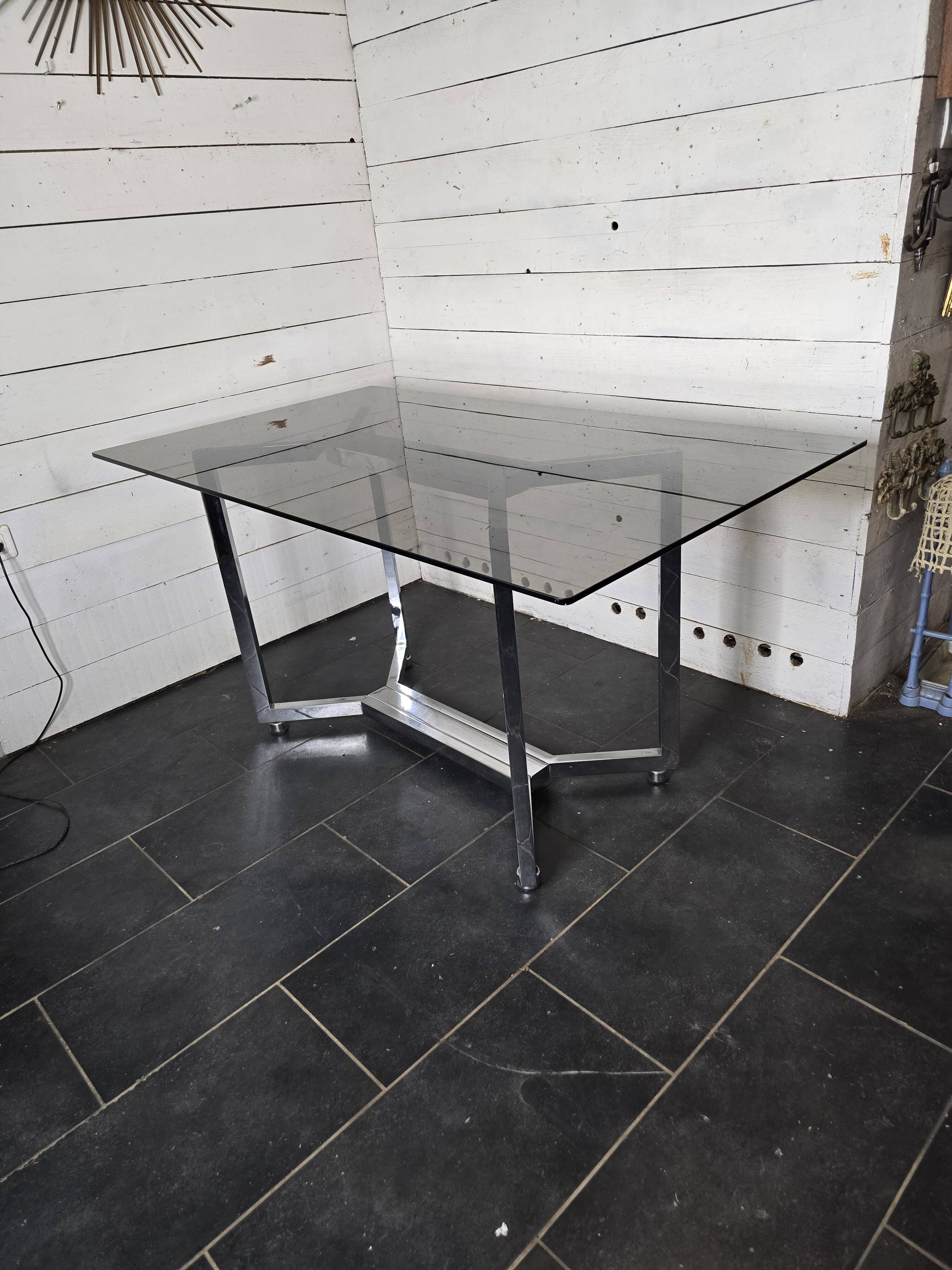 Table en métal chromé dessus verre fumé