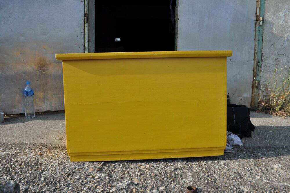 Grande commode coffre de ferme jaune en pin peint - Hongrie années 1940, style rustique