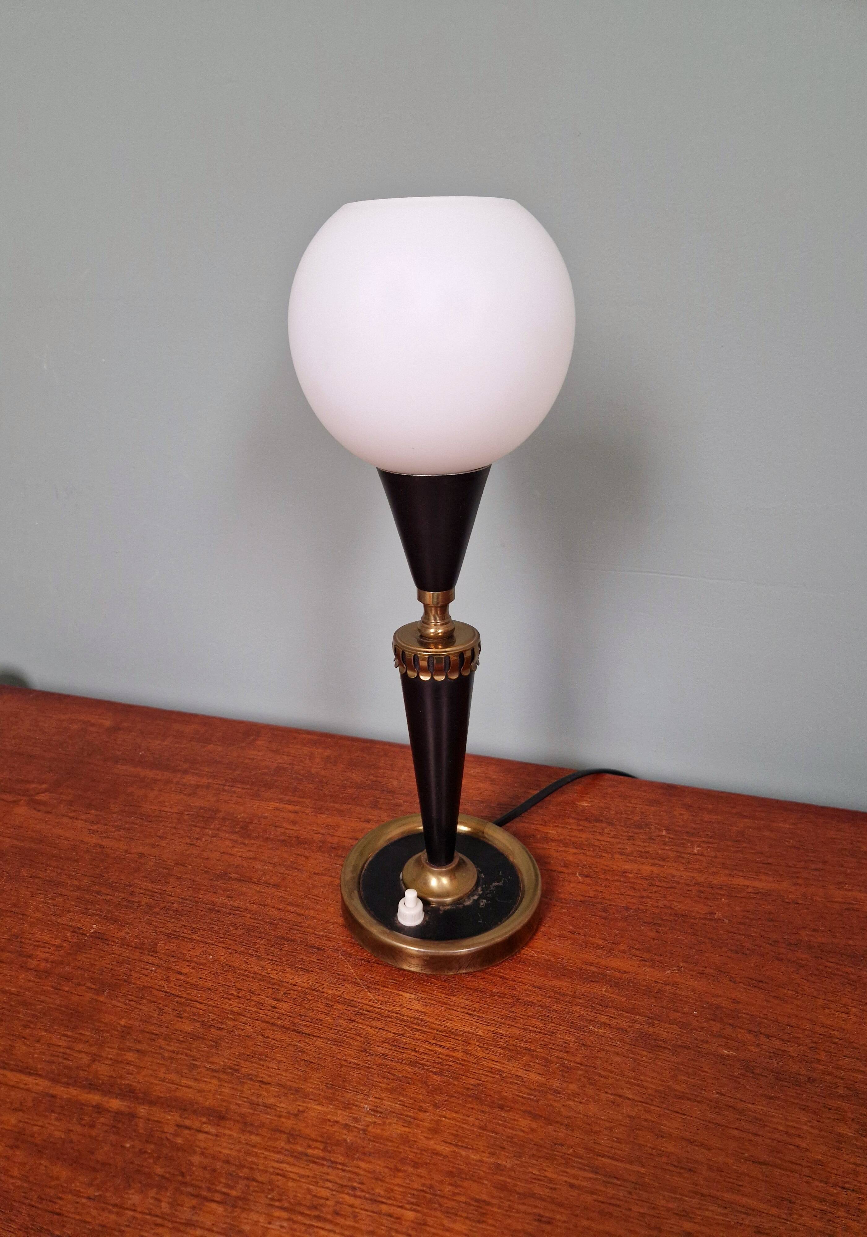 Lampe de table en métal laqué noir et verre satiné blanc, années 1950