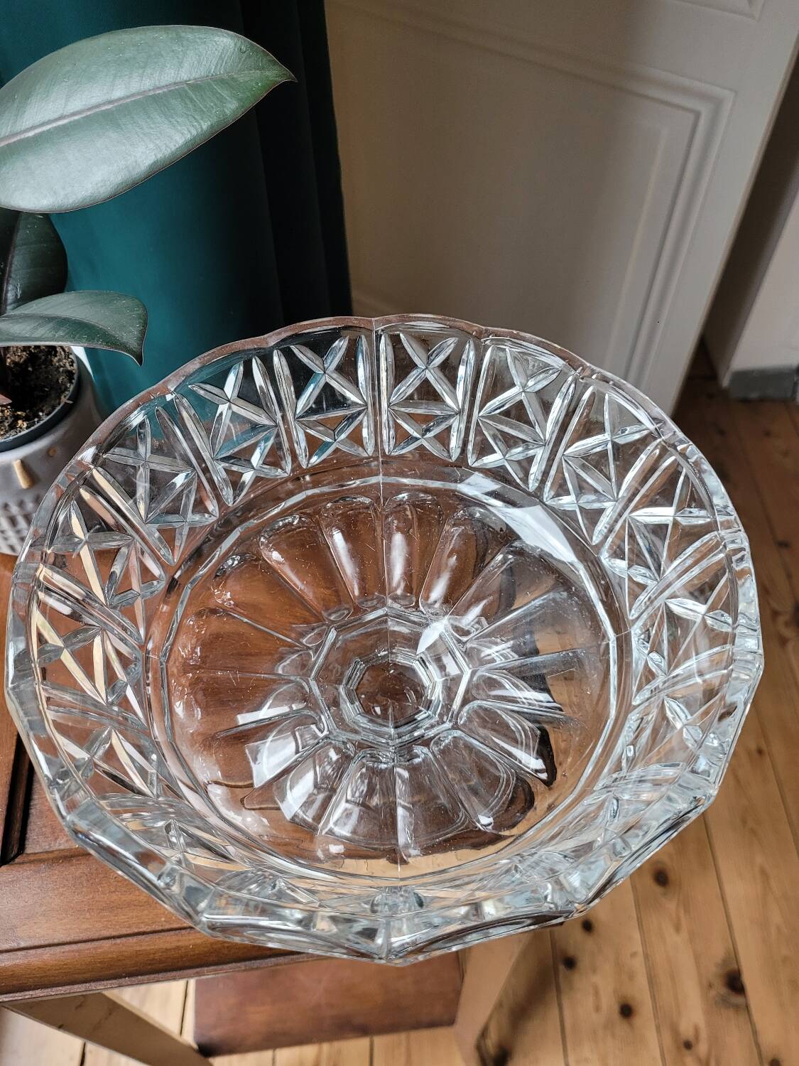 Chiseled crystal cup