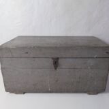 Ancien coffre en bois gris