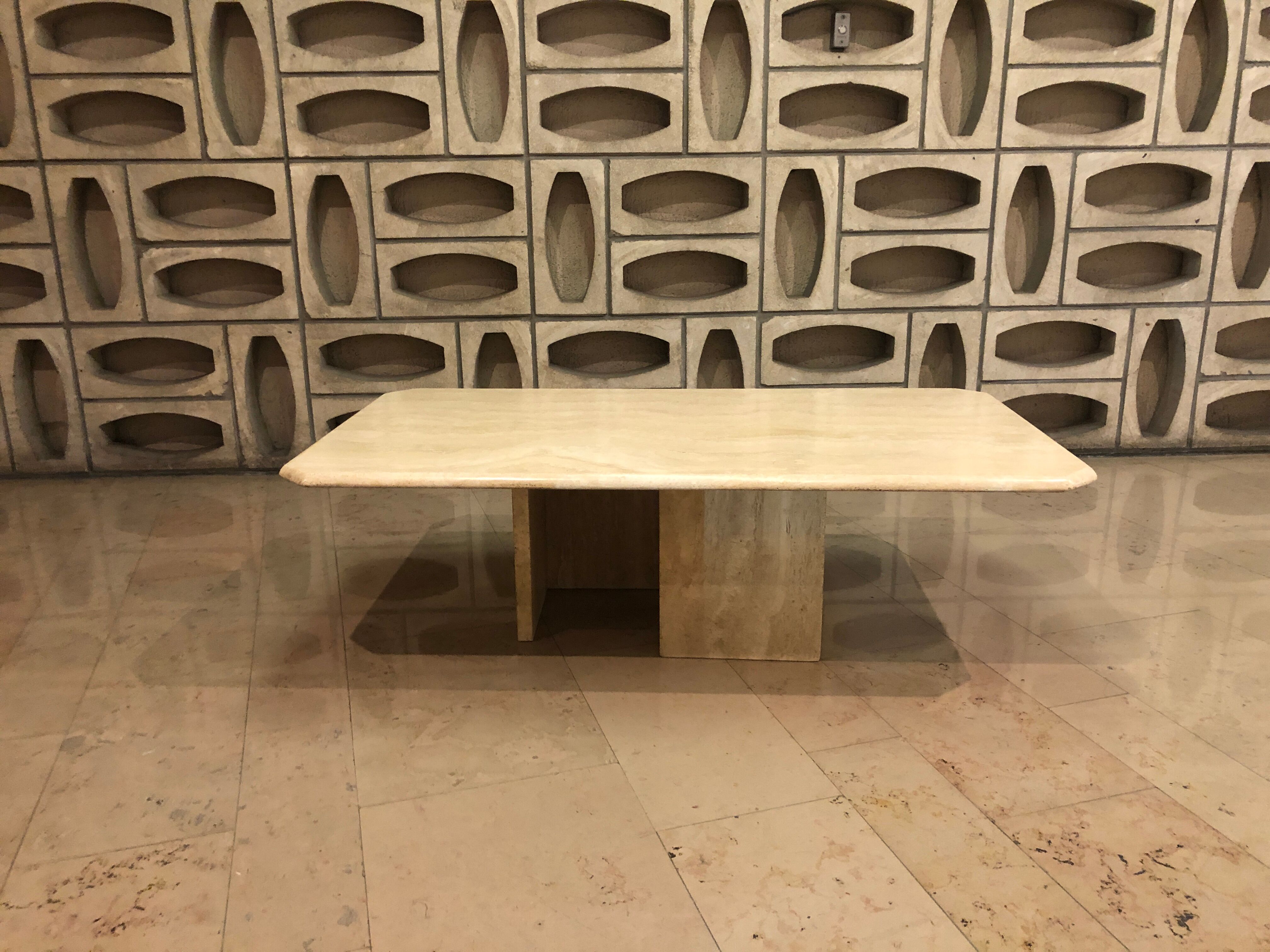 Table en travertin rectangle avec 2 pieds en l