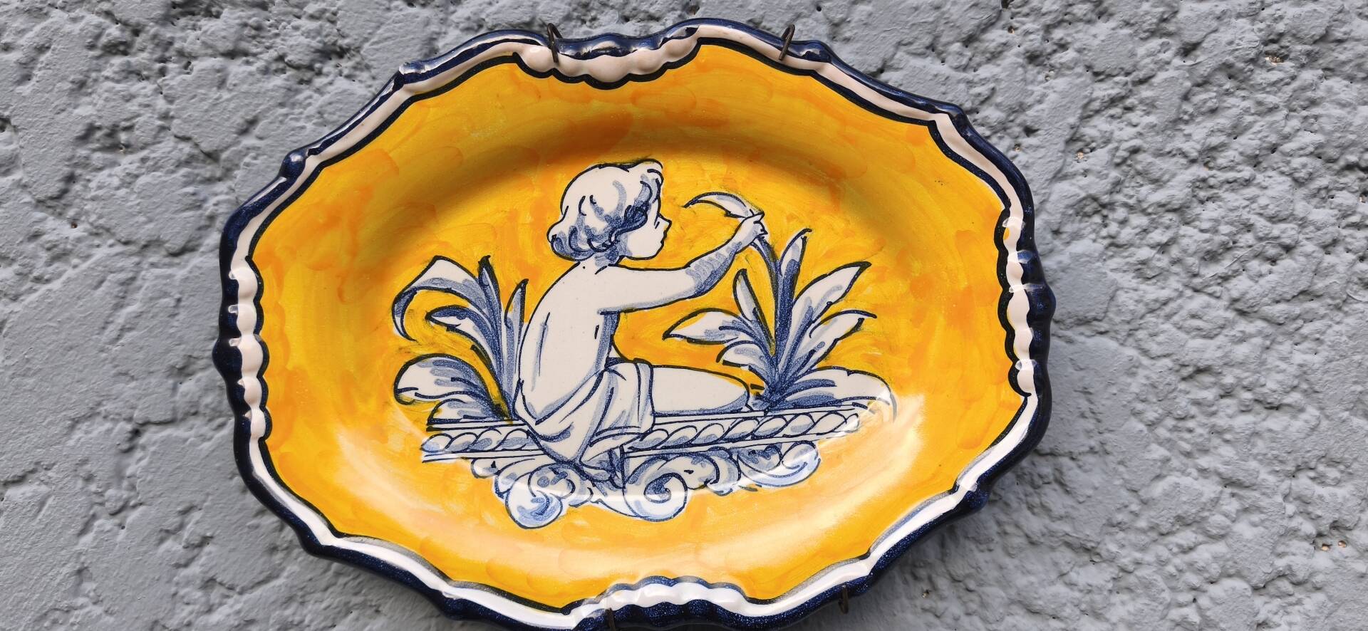 Oval dish in Spanish majolica – El Puente del Arzobispo –