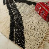 Traditional black and white Berber rug from the Oued Zam, size 140 x 260 cm
