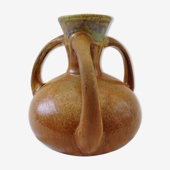 Vase with three coves