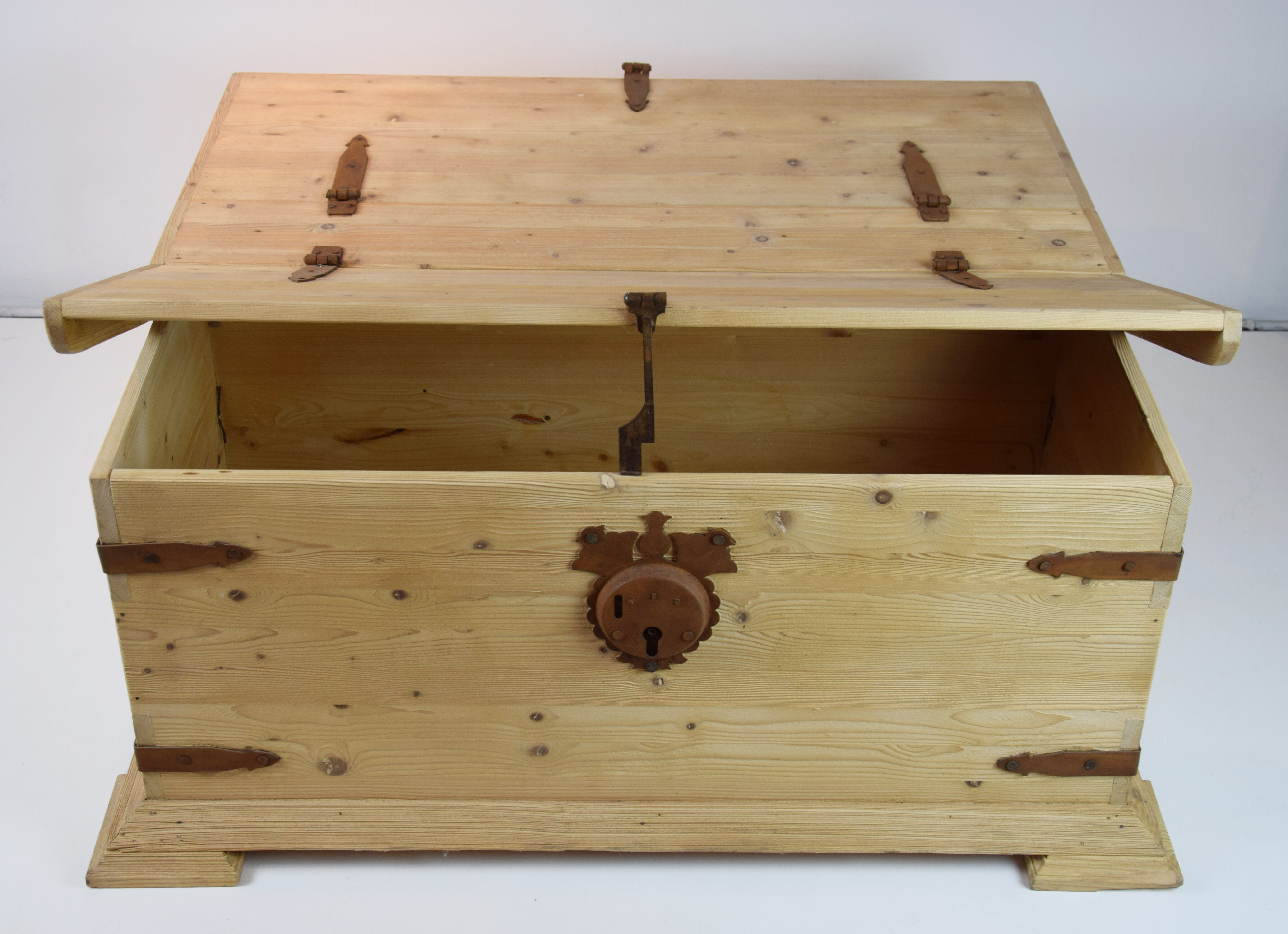 Coffee table chest