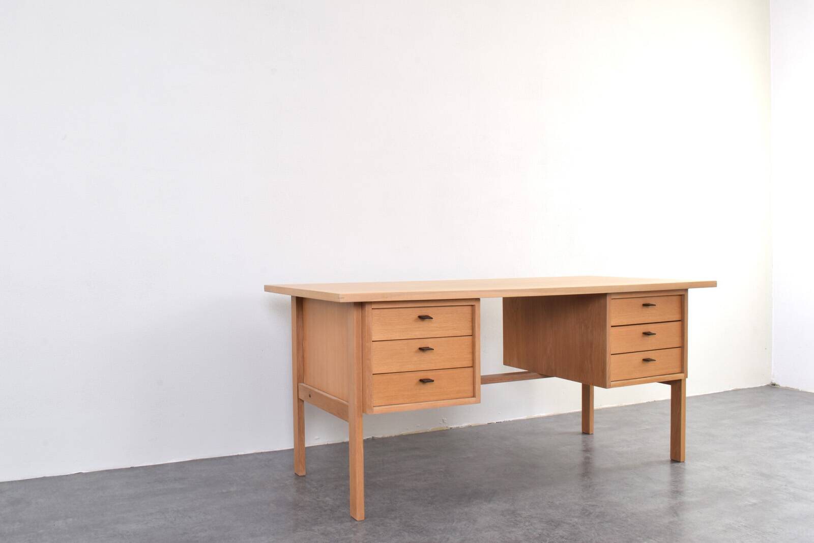 Mid-century oak desk by Svend Åge Madsen for Sigurd Hansen, 1960s.