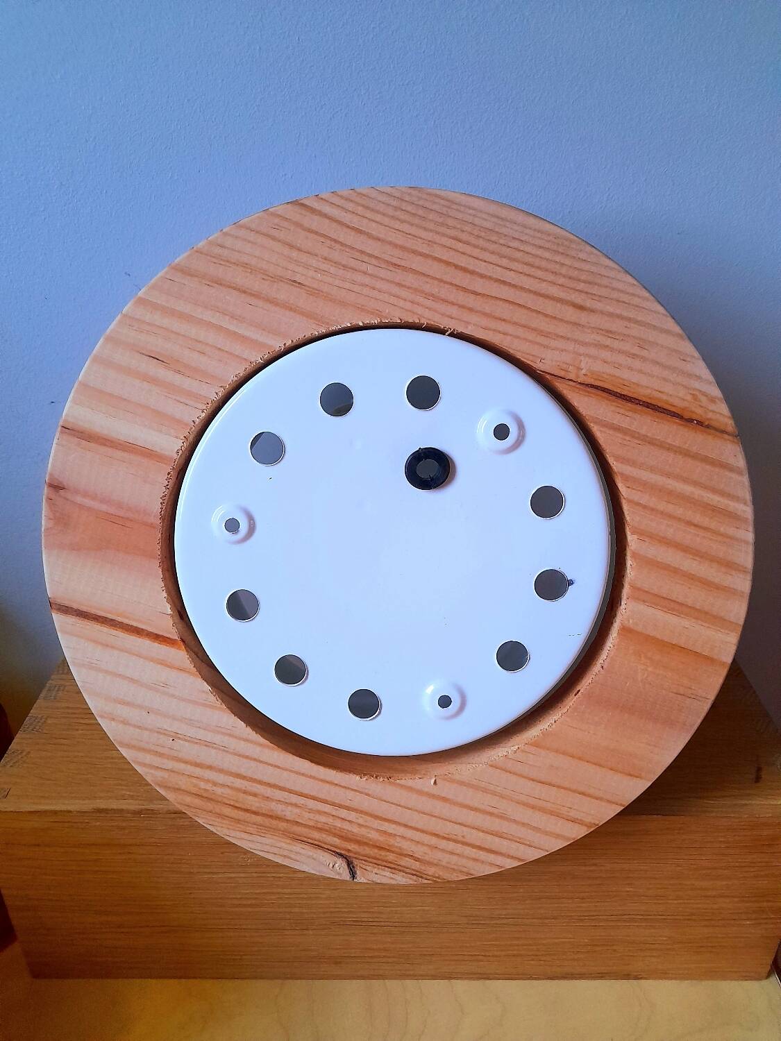 Wall light in pine and white opal.