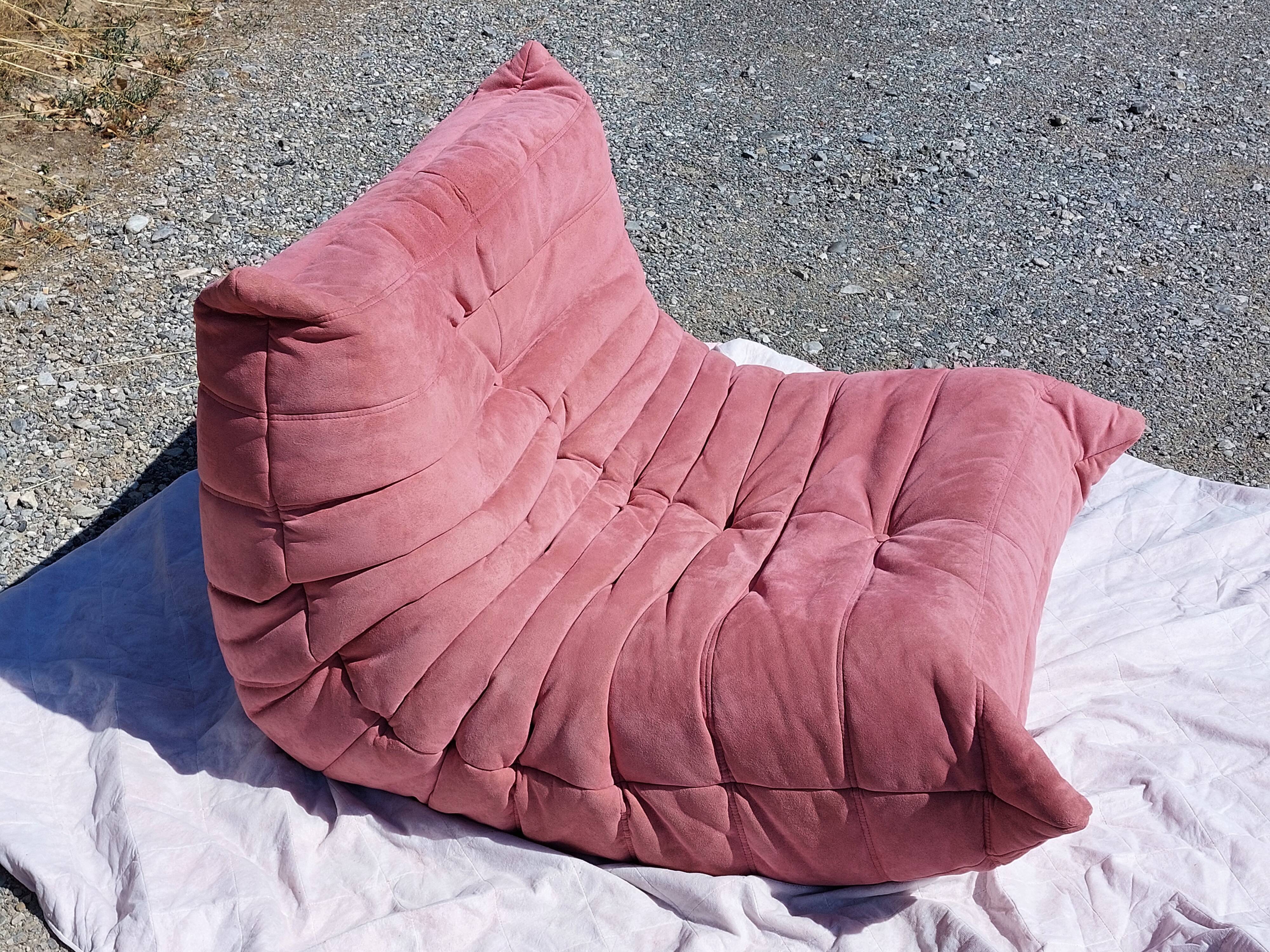 Chauffeuse Togo en velours vieux rose - Ligne Roset