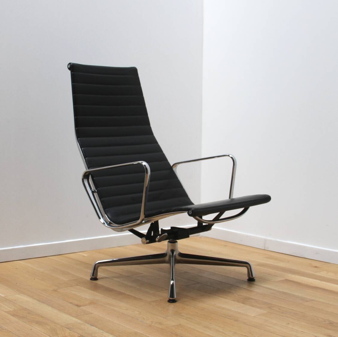 EA124 office chair, Charles & Ray Eames