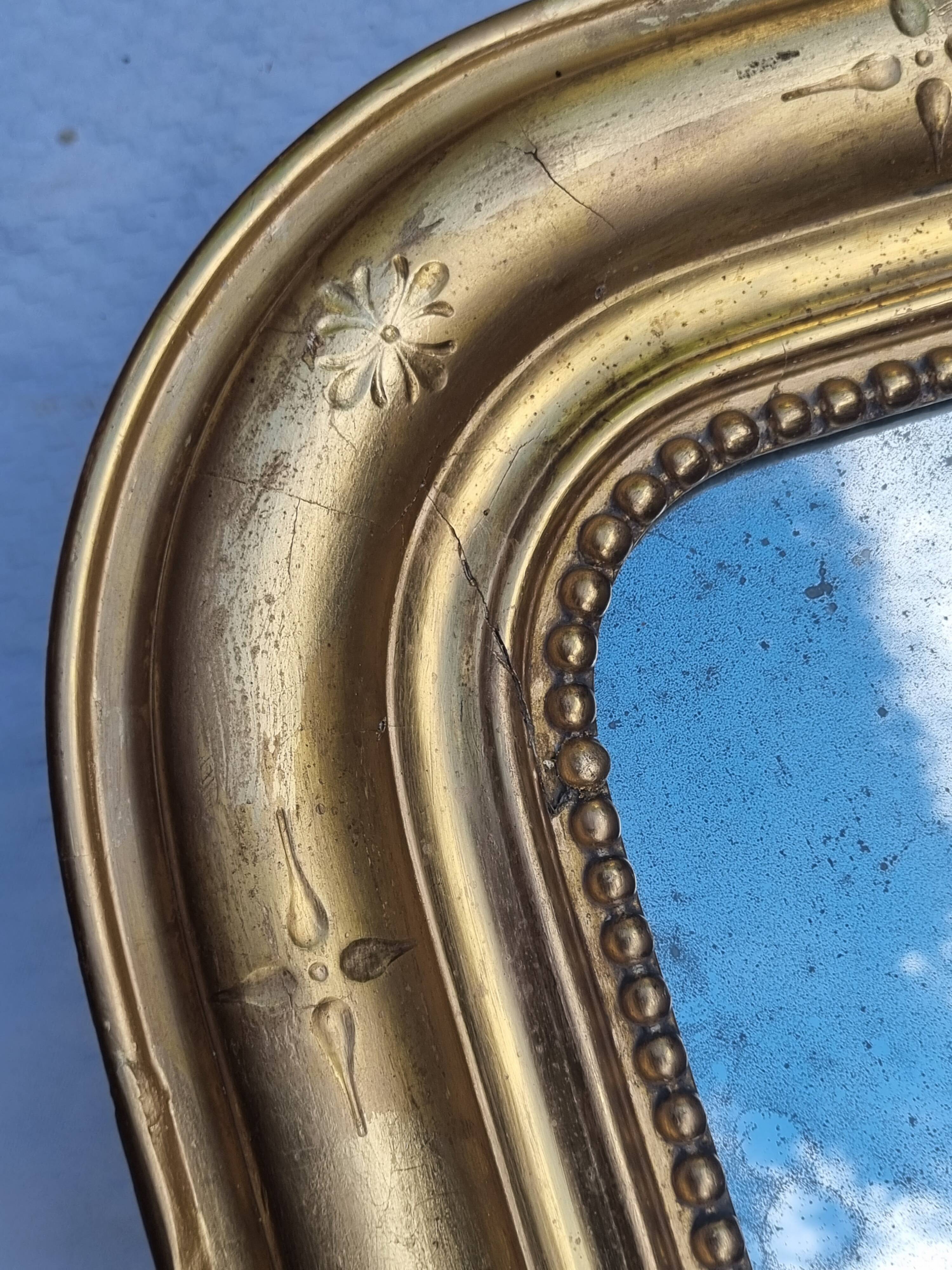 Large gilded Louis-Philippe antique mirror from the 19th century with original glass, measuring 129 x 10 cm.