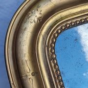 Large gilded Louis-Philippe antique mirror from the 19th century with original glass, measuring 129 x 10 cm.