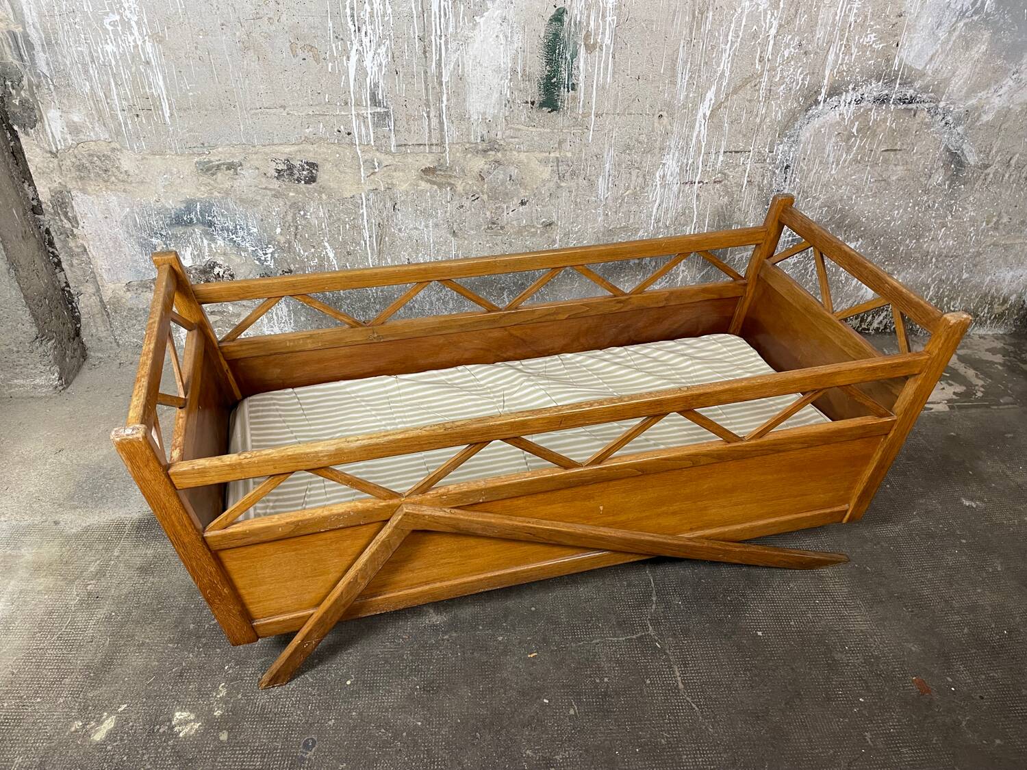 Lit bébé vintage années 60