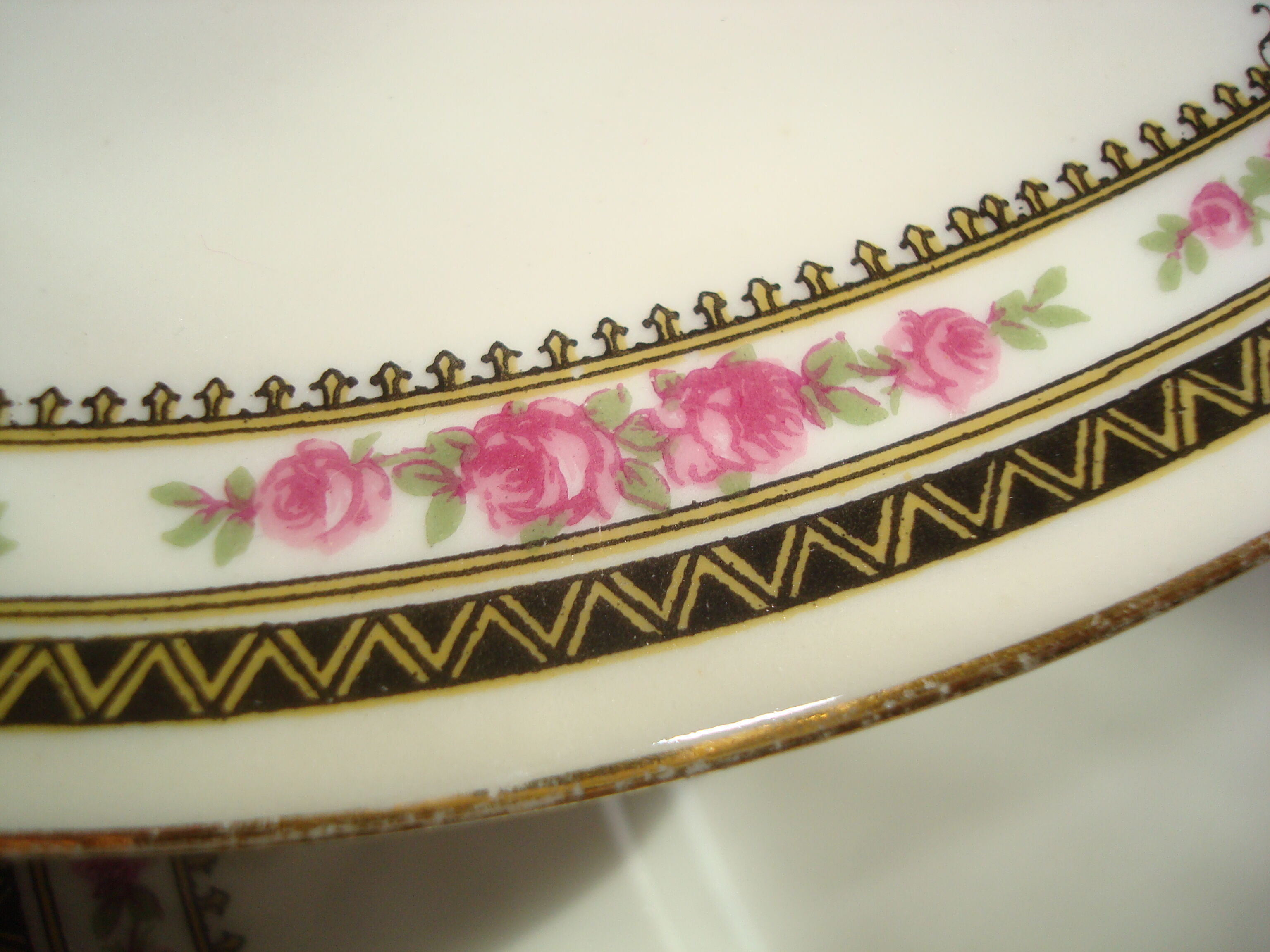 6 flat plates of porcelain "B.F Limoges" garland of roses and geometric frieze, lot 2.